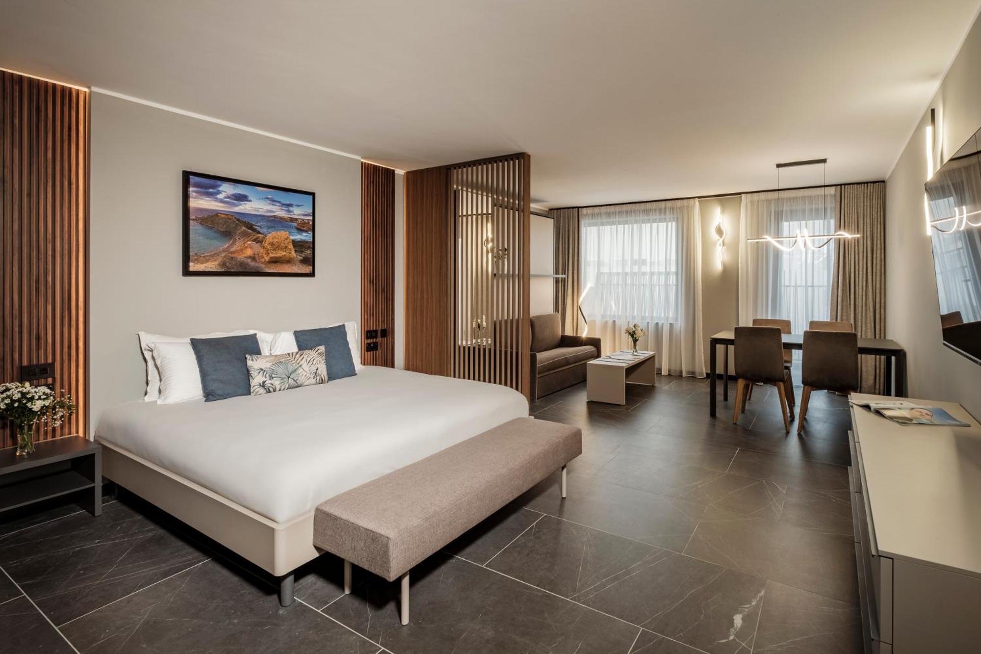 Isabella Hotel *